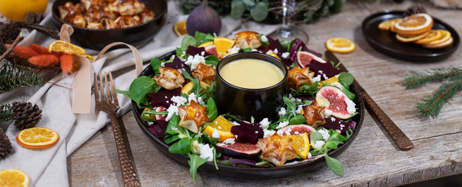 Festlicher Salatkranz mit pikanten Blätterteig-Senf-Sternen