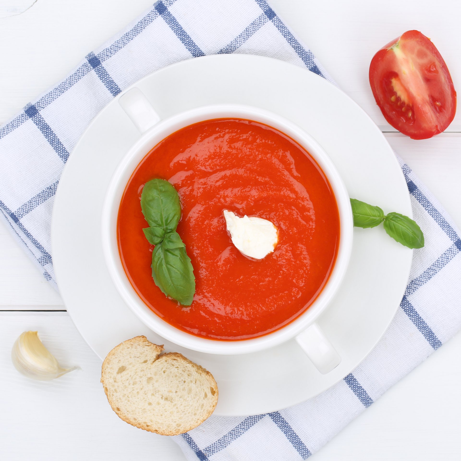 Tomatencremesuppe mit Basilikumschaum
